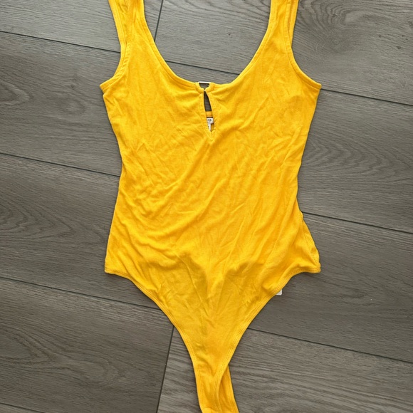 GUESS RIBBED YELLOW BODYSUIT - Picture 1 of 2